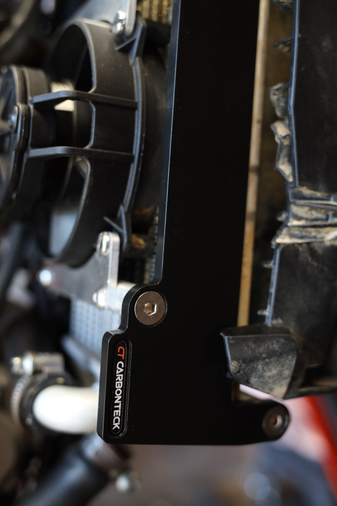 CarbonTeck – RADIATOR BRACE – KTM / HUSQVARNA / GAS GAS 125-450 TPI TBI
