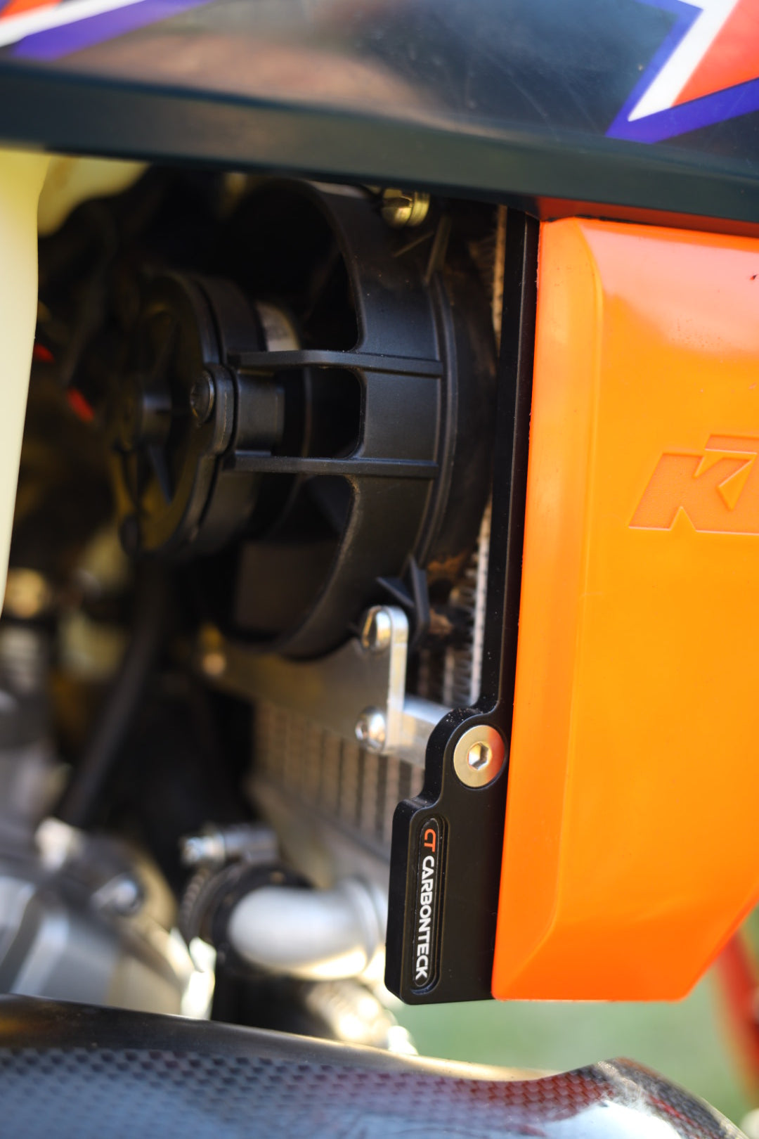 CarbonTeck – RADIATOR BRACE – KTM / HUSQVARNA / GAS GAS 125-450 TPI TBI