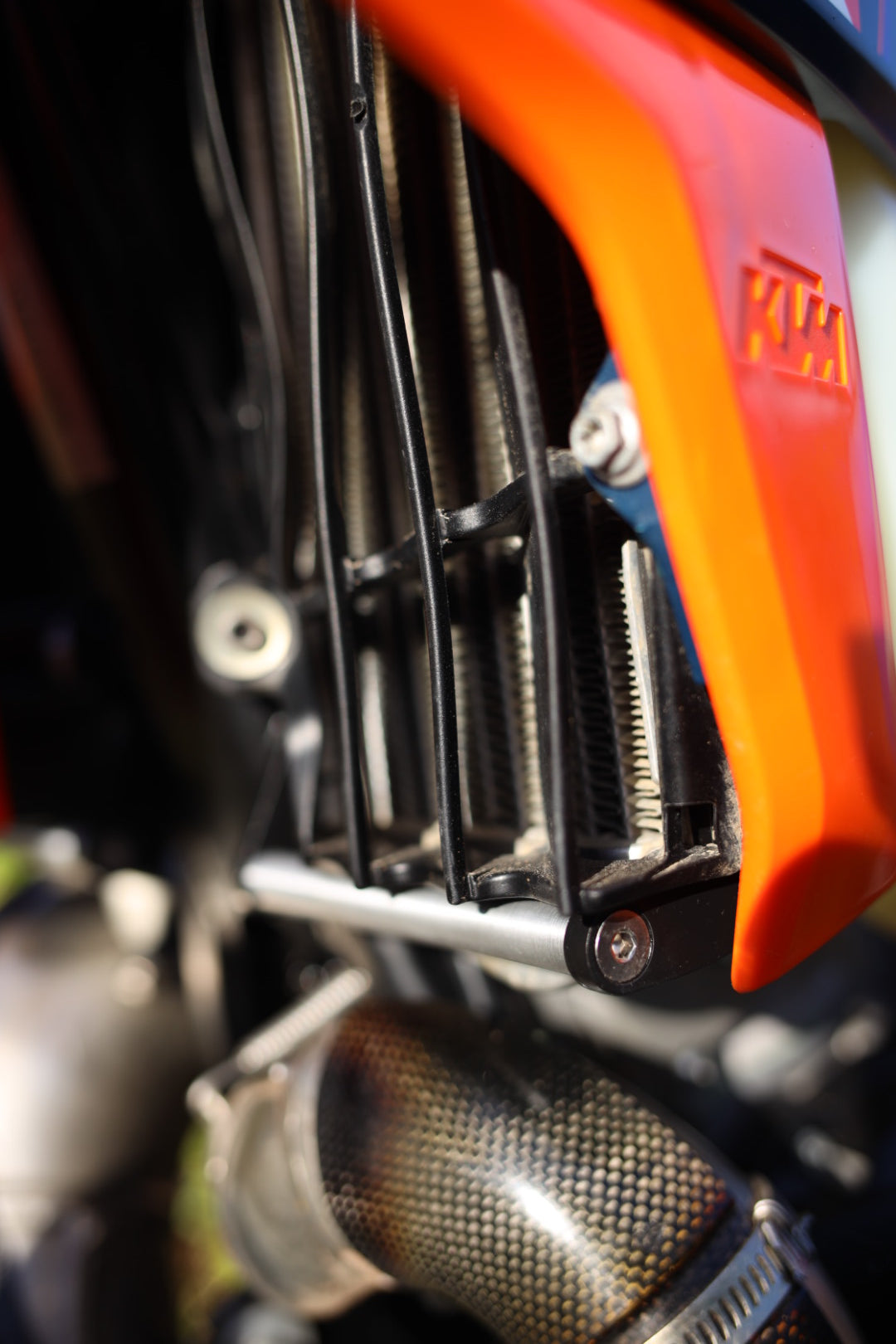 CarbonTeck – RADIATOR BRACE – KTM / HUSQVARNA / GAS GAS 125-450 TPI TBI