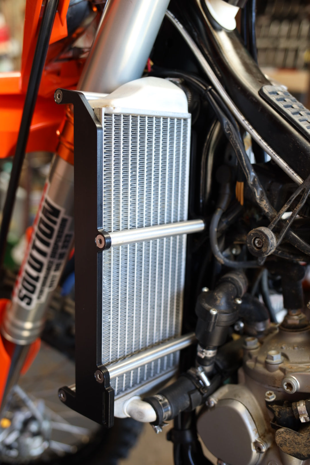 CarbonTeck – RADIATOR BRACE – KTM / HUSQVARNA / GAS GAS 125-450 TPI TBI