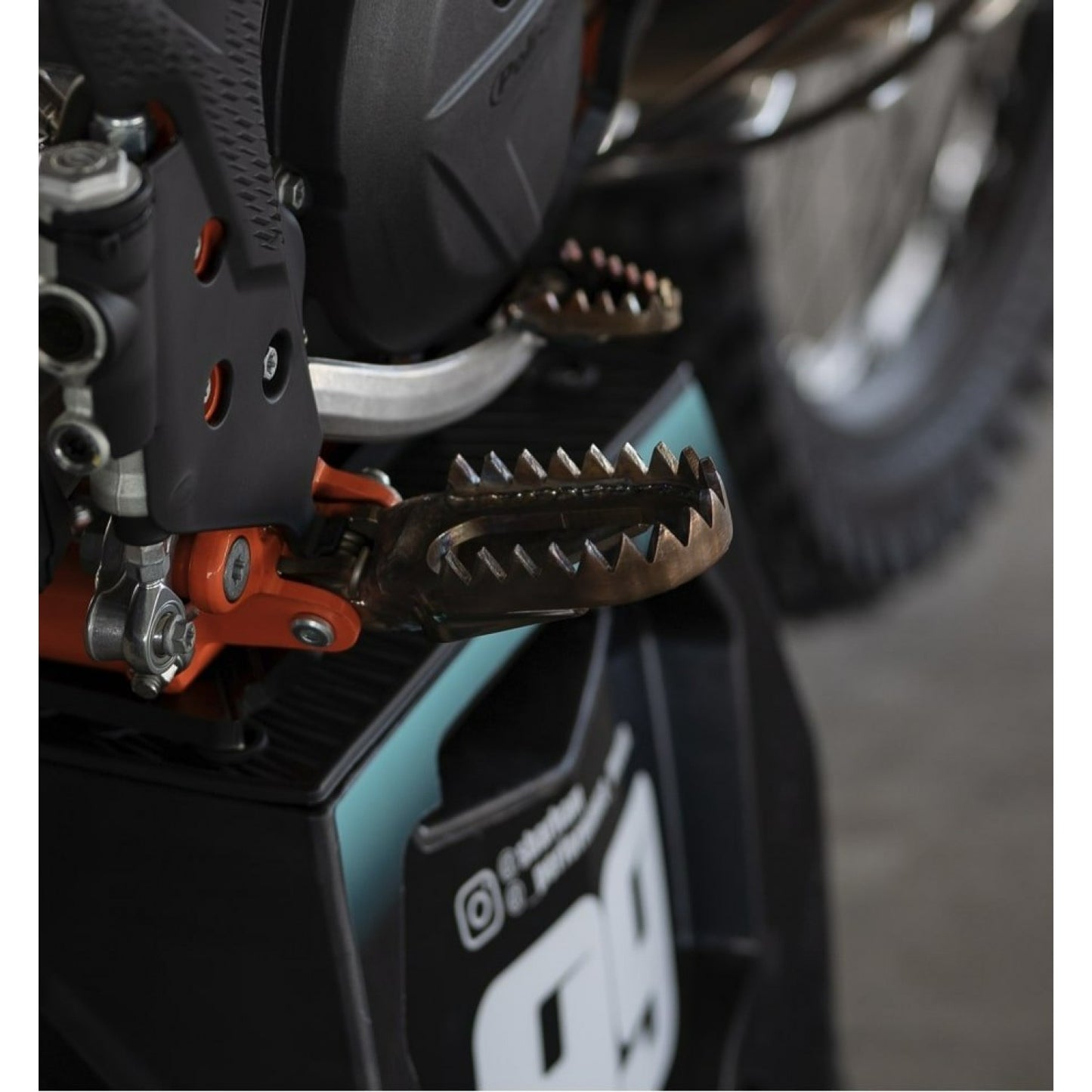 MITIGATOR Pro Foot Pegs Fits Ktm (EXC/XC-W/XC/SX) Husqvarna (TE/TX/TC)-Gasgas (EC/MC) 2024-2025 TBI Models