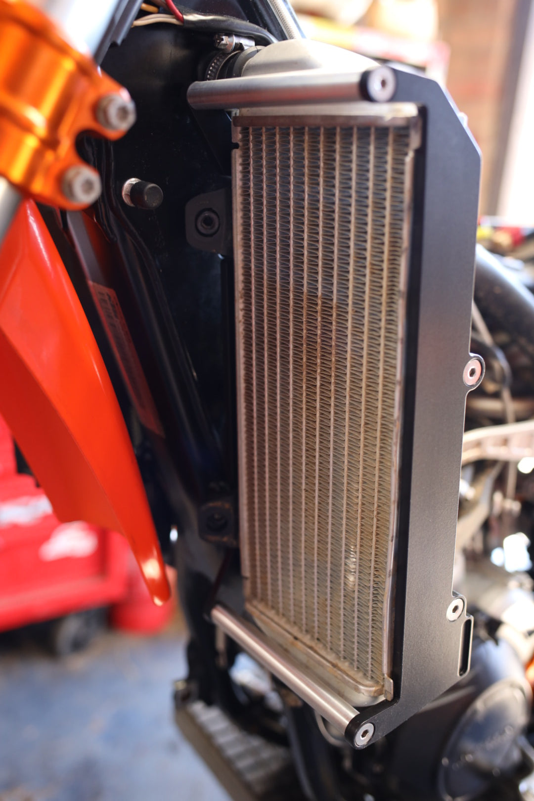 CarbonTeck – RADIATOR BRACE – KTM / HUSQVARNA / GAS GAS 125-450 TPI TBI