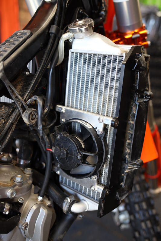 CarbonTeck – RADIATOR BRACE – KTM / HUSQVARNA / GAS GAS 125-450 TPI TBI