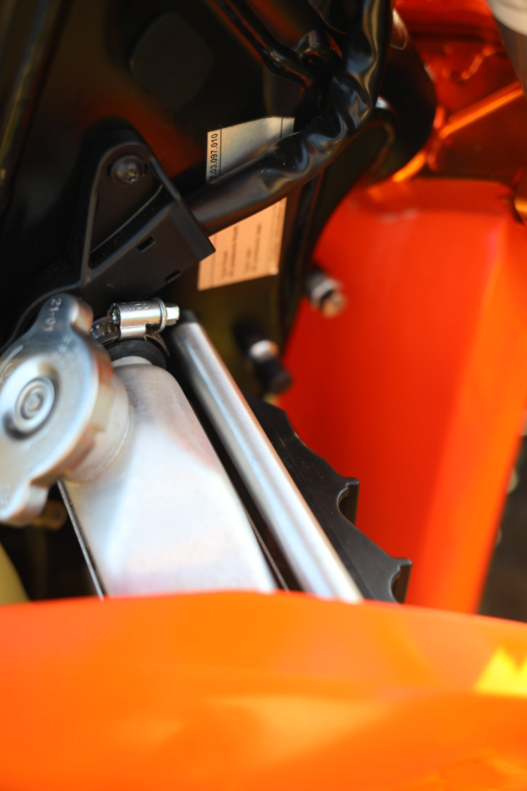 CarbonTeck – RADIATOR BRACE – KTM / HUSQVARNA / GAS GAS 125-450 TPI TBI