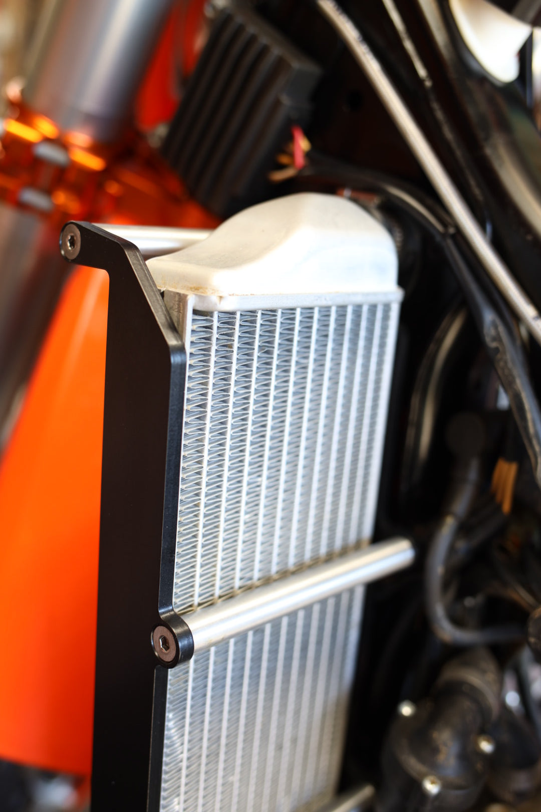 CarbonTeck – RADIATOR BRACE – KTM / HUSQVARNA / GAS GAS 125-450 TPI TBI