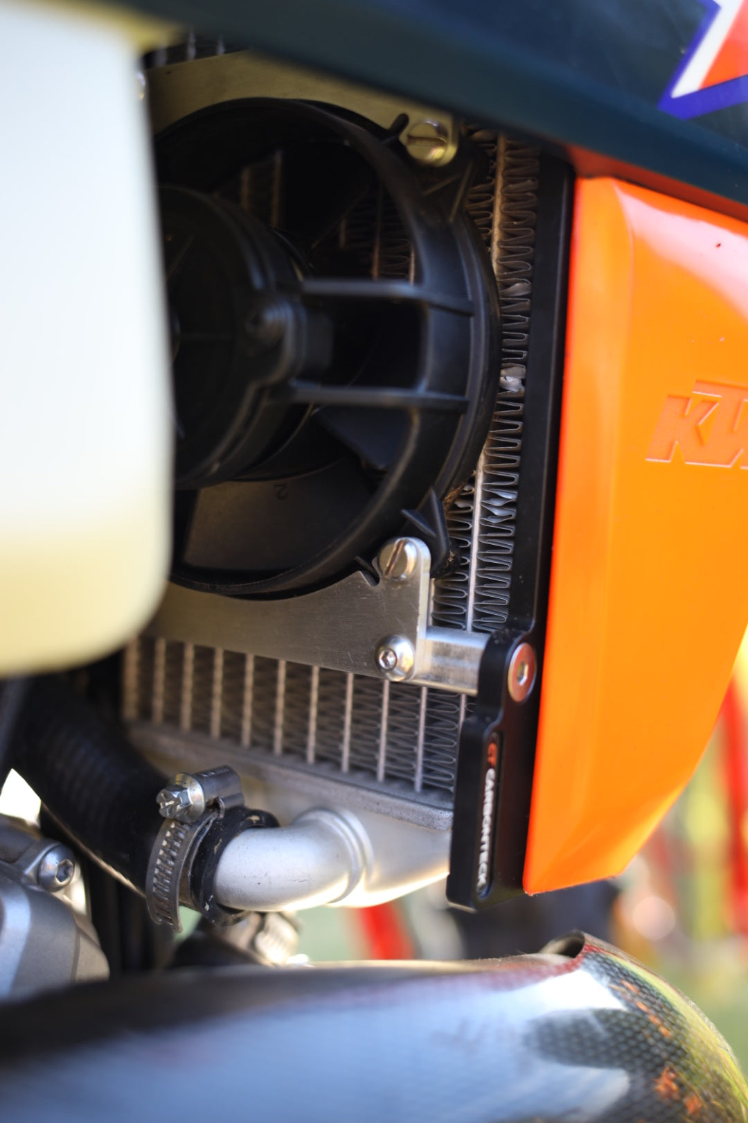 CarbonTeck – RADIATOR BRACE – KTM / HUSQVARNA / GAS GAS 125-450 TPI TBI